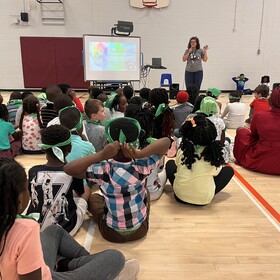 élèves assis au gymnase